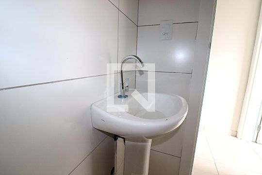 Banheiro de apartamento para alugar com 1 quarto, 33m² em Jardim Algarve, Viamão