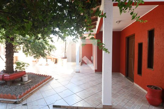 Área externa de casa à venda com 4 quartos, 340m² em Harmonia, Canoas