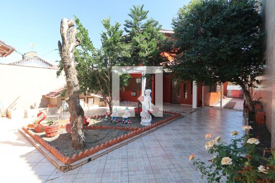 Área externa de casa à venda com 4 quartos, 340m² em Harmonia, Canoas