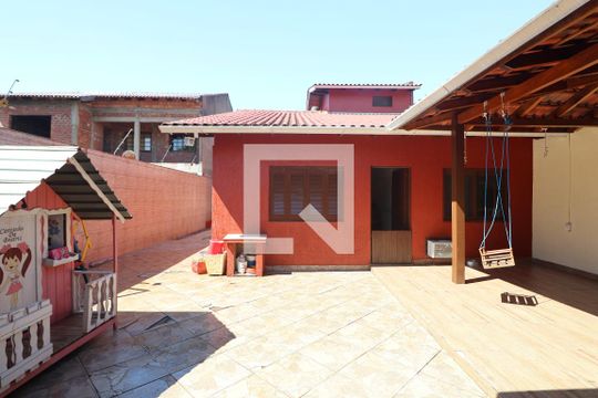 Área externa de casa à venda com 4 quartos, 340m² em Harmonia, Canoas