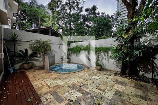 Varanda/Quintal de casa de condomínio à venda com 4 quartos, 224m² em Campo Belo, São Paulo