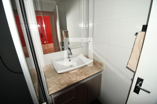 Banheiro de apartamento à venda com 1 quarto, 50m² em Centro, Campinas