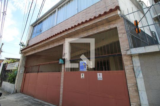 Fachada da casa e placa de apartamento à venda com 2 quartos, 50m² em Brás de Pina, Rio de Janeiro