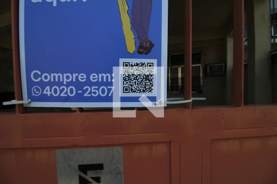 Fachada da casa e placa de apartamento à venda com 2 quartos, 50m² em Brás de Pina, Rio de Janeiro