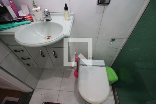 Banheiro de apartamento à venda com 2 quartos, 50m² em Brás de Pina, Rio de Janeiro