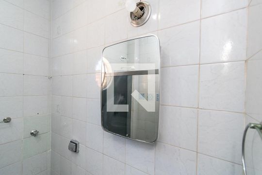 Banheiro de apartamento para alugar com 1 quarto, 60m² em Vista Alegre, Rio de Janeiro
