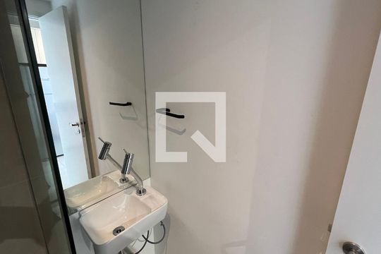 Banheiro de kitnet/studio para alugar com 1 quarto, 21m² em Jardim Paulista, São Paulo