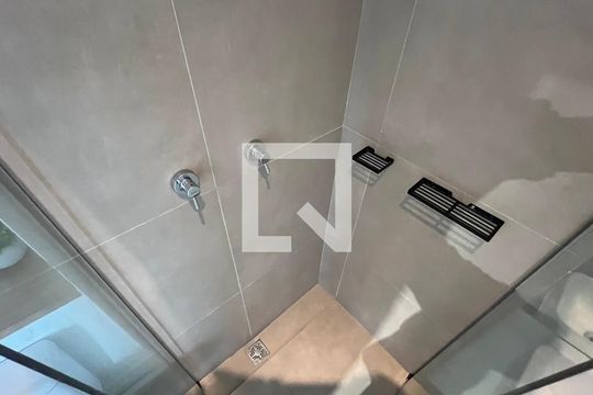 Banheiro de kitnet/studio para alugar com 1 quarto, 21m² em Jardim Paulista, São Paulo