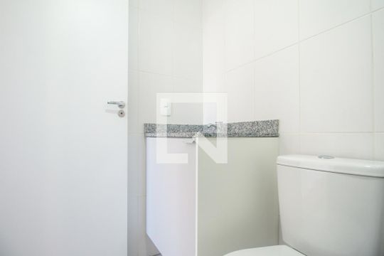Banheiro de apartamento para alugar com 1 quarto, 27m² em Campo Belo, São Paulo