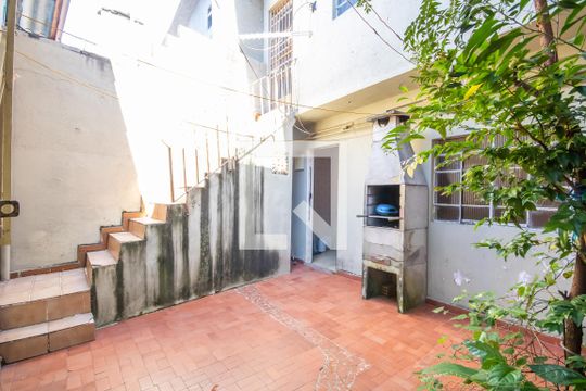 Quintal de casa para alugar com 3 quartos, 182m² em Veloso, Osasco