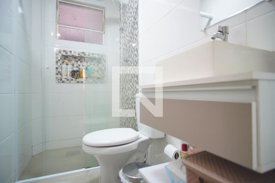 Banheiro de apartamento à venda com 1 quarto, 33m² em Sarandi, Porto Alegre