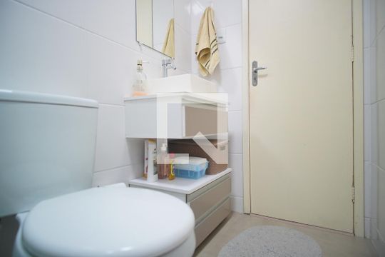 Banheiro de apartamento à venda com 1 quarto, 33m² em Sarandi, Porto Alegre