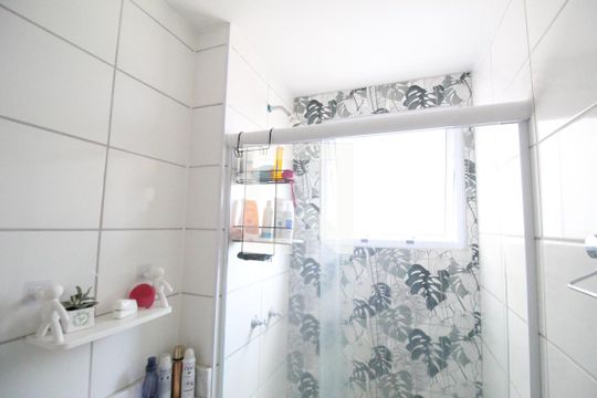 Banheiro de apartamento para alugar com 2 quartos, 49m² em Taquara, Rio de Janeiro