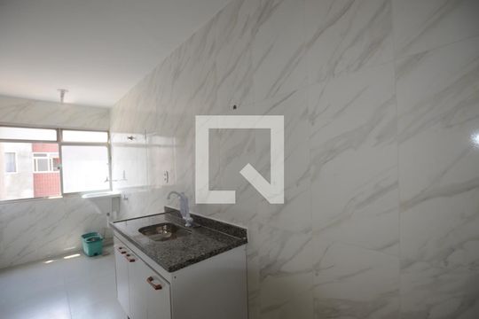 Cozinha de apartamento para alugar com 2 quartos, 54m² em Jardim Sulacap, Rio de Janeiro