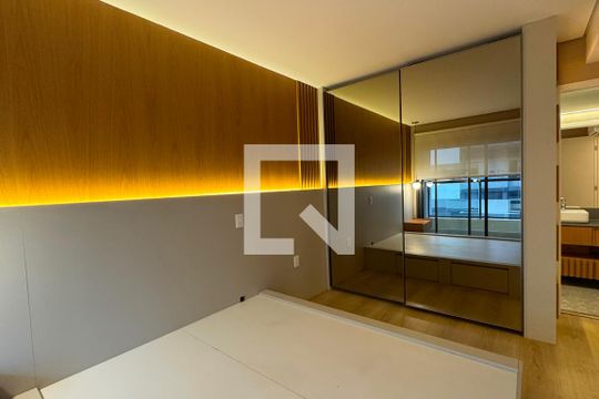 Suíte 1 de apartamento para alugar com 2 quartos, 75m² em Alphaville Industrial, Barueri