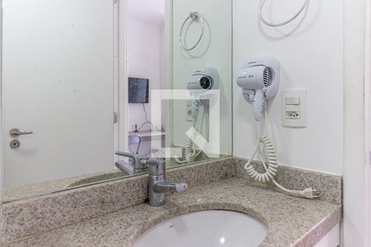 Banheiro de kitnet/studio para alugar com 1 quarto, 30m² em Centro Histórico de São Paulo, São Paulo