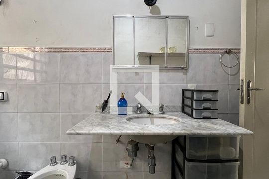 Banheiro de apartamento para alugar com 1 quarto, 80m² em Cerqueira César, São Paulo