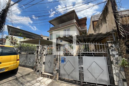 Fachada de casa à venda com 2 quartos, 75m² em Penha, Rio de Janeiro