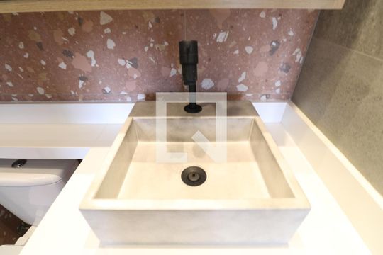 Banheiro de apartamento para alugar com 1 quarto, 28m² em Vila Romana, São Paulo