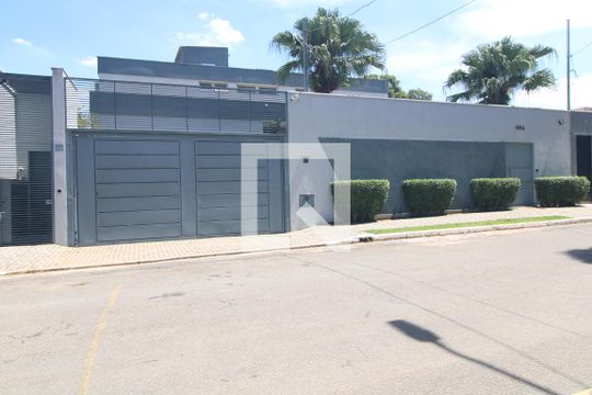 Fachada de casa à venda com 4 quartos, 637m² em Interlagos, São Paulo