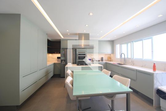 Cozinha de casa à venda com 4 quartos, 637m² em Interlagos, São Paulo