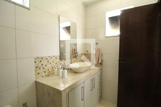 Banheiro da suíte de casa de condomínio à venda com 3 quartos, 150m² em Jacarepaguá, Rio de Janeiro