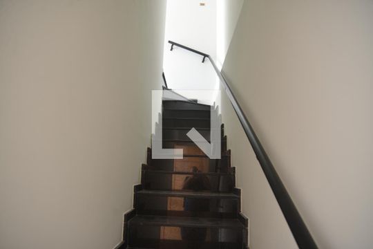 Escada de casa para alugar com 3 quartos, 130m² em Paraíso, Santo André