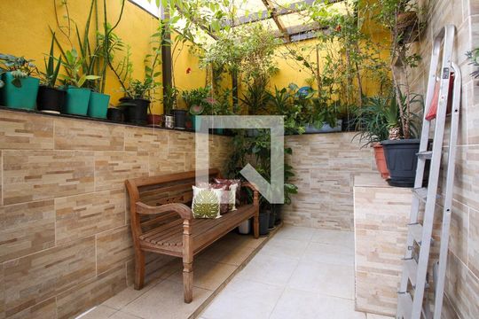 Área Externa de casa para alugar com 4 quartos, 300m² em Vila Ivone, São Paulo