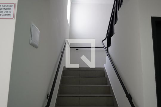 Escada de apartamento à venda com 1 quarto, 27m² em Vila Invernada, São Paulo
