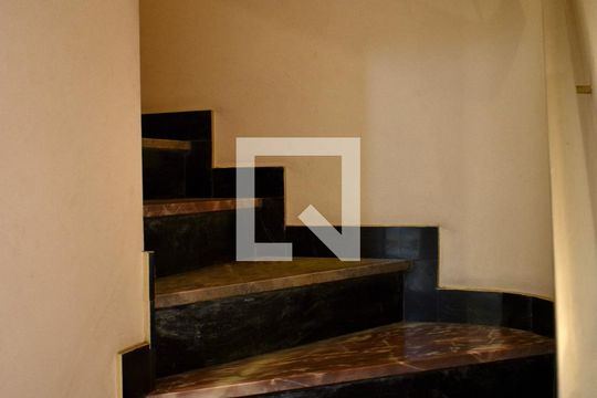 Escadas de casa à venda com 3 quartos, 120m² em Mirandópolis, São Paulo