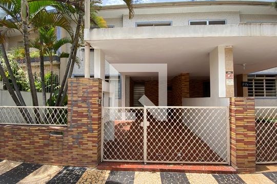 Fachada de casa à venda com 3 quartos, 120m² em Mirandópolis, São Paulo