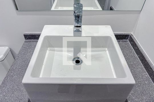 Banheiro de kitnet/studio para alugar com 1 quarto, 25m² em Vila Regente Feijó, São Paulo