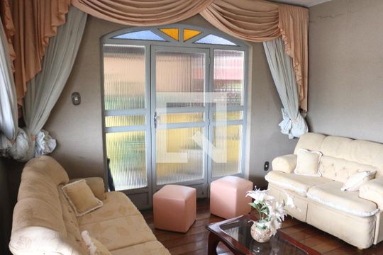 Casa à venda com 3 quartos, 360m² em Califórnia, Belo Horizonte