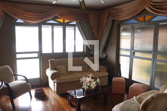 Sala  de casa à venda com 3 quartos, 360m² em Califórnia, Belo Horizonte