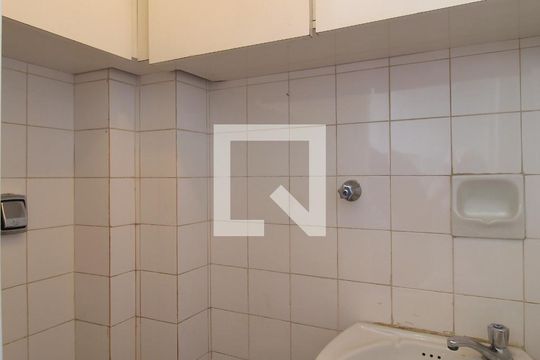 Banheiro de Serviço de apartamento para alugar com 1 quarto, 47m² em Moema, São Paulo