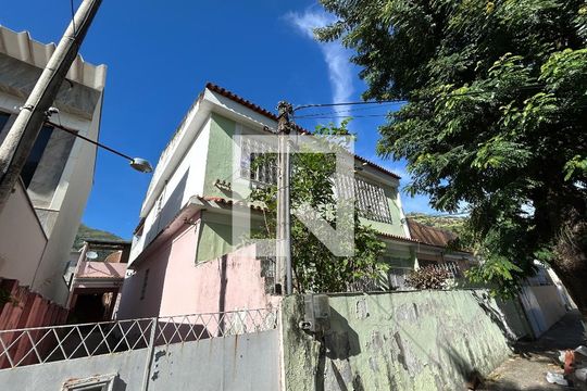 Fachada + plaquinha de casa para alugar com 2 quartos, 95m² em Piedade, Rio de Janeiro