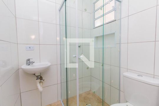 Banheiro de casa para alugar com 1 quarto, 40m² em Vila Dalila, São Paulo