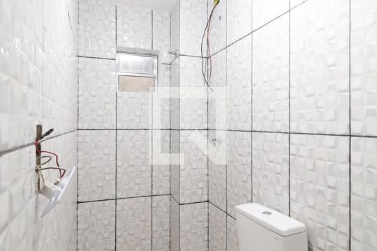 Banheiro de casa para alugar com 1 quarto, 30m² em Vila Irmaos Arnoni, São Paulo