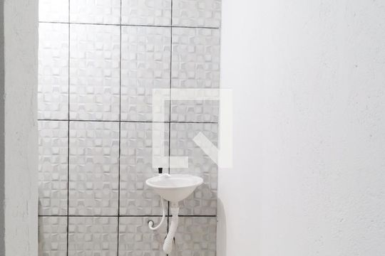 Banheiro de casa para alugar com 1 quarto, 30m² em Vila Irmaos Arnoni, São Paulo