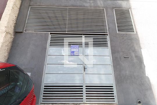 Fachada de casa para alugar com 1 quarto, 30m² em Vila Irmaos Arnoni, São Paulo