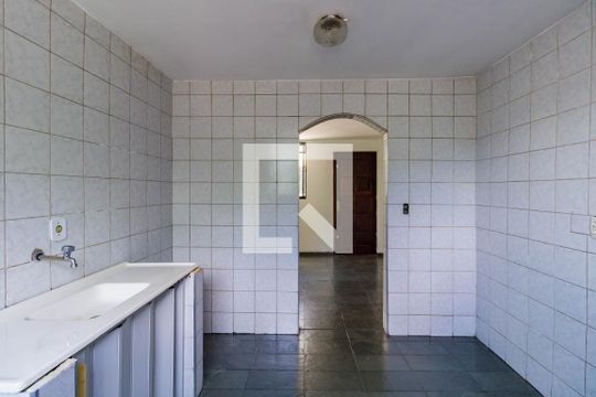 Cozinha de apartamento para alugar com 2 quartos, 44m² em Conjunto Promorar Raposo Tavares, São Paulo