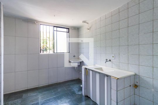 Cozinha de apartamento para alugar com 2 quartos, 44m² em Conjunto Promorar Raposo Tavares, São Paulo