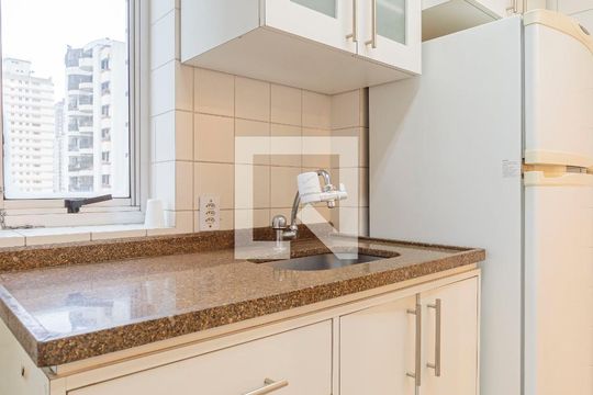 Cozinha de apartamento para alugar com 2 quartos, 70m² em Indianópolis, São Paulo