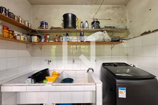 Lavanderia de casa à venda com 4 quartos, 205m² em Jardim Santo Alberto, Santo André