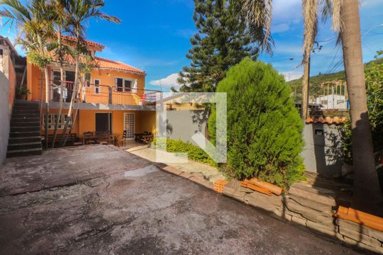 Pátio de casa à venda com 2 quartos, 175m² em Morro Santana, Porto Alegre