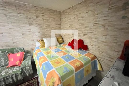 Sala/Quarto de casa para alugar com 3 quartos, 450m² em Parque Peruche, São Paulo