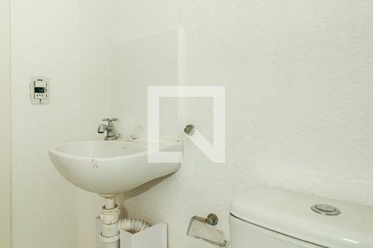 Banheiro de apartamento para alugar com 2 quartos, 45m² em Mário Quintana, Porto Alegre