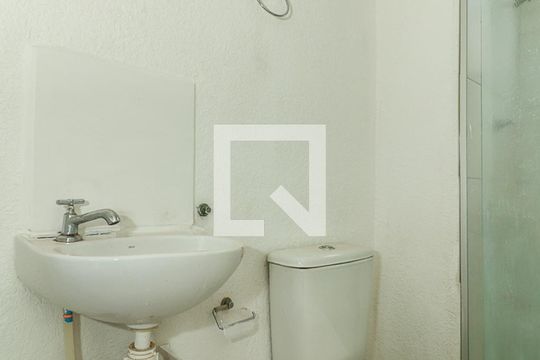 Banheiro de apartamento para alugar com 2 quartos, 45m² em Mário Quintana, Porto Alegre