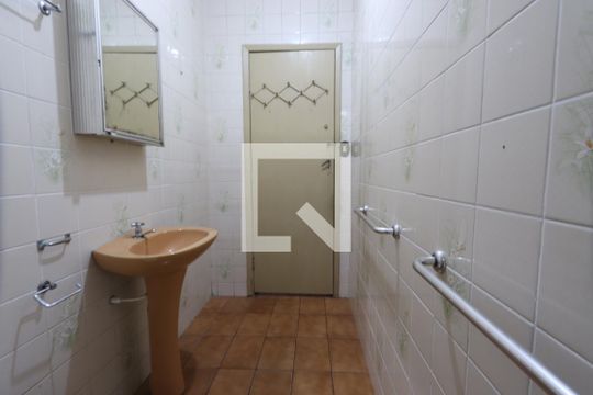 Banheiro de casa para alugar com 2 quartos, 55m² em Vila Divina Pastora, São Paulo
