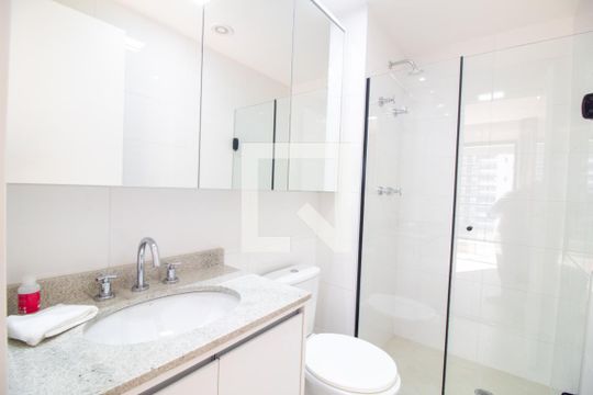 Banheiro de kitnet/studio para alugar com 1 quarto, 36m² em Campo Belo, São Paulo